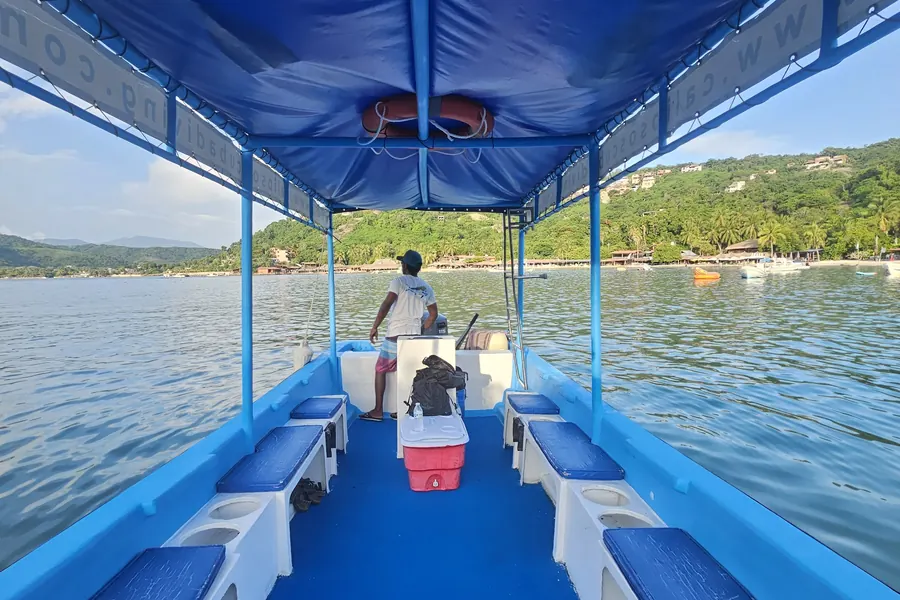 Lancha de Calipso Scuba Diving navegando en la bahía de Zihuatanejo rumbo al tour de avistamiento de ballenas