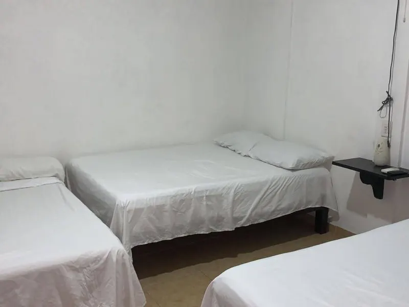 Habitaci&oacute;n con tres camas de Departamentos Adrea