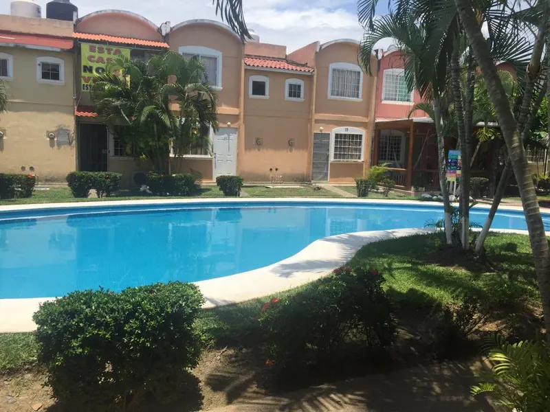 Alberca compartida y casas del cluster donde est&aacute; la Casa Vacacional en Morrocoy