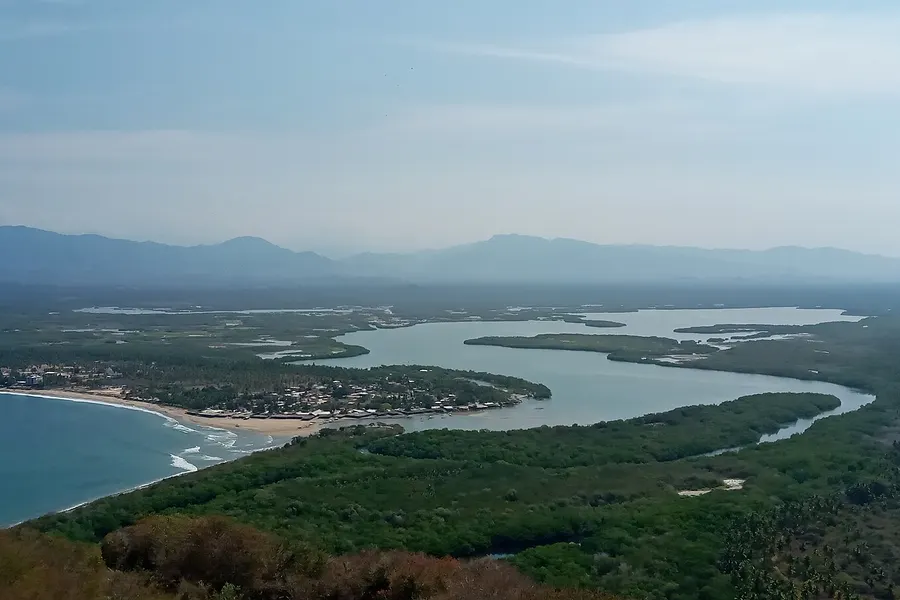 Vista aérea de la laguna y la playa de Barra de Potosí, al sur de Zihuatanejo