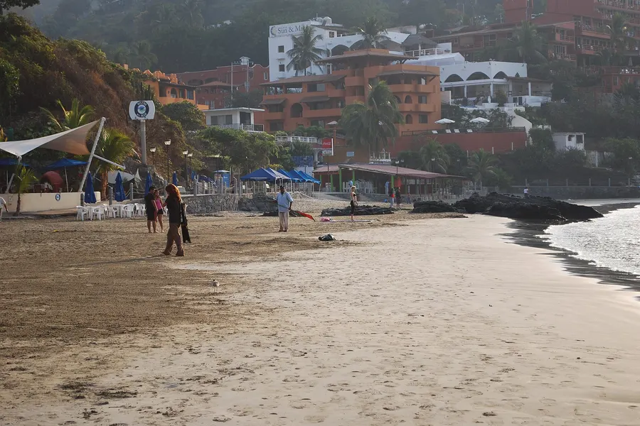 Arena y hoteles sobre el cerro en Playa La Madera, Zihuatanejo, certificada Blue Flag