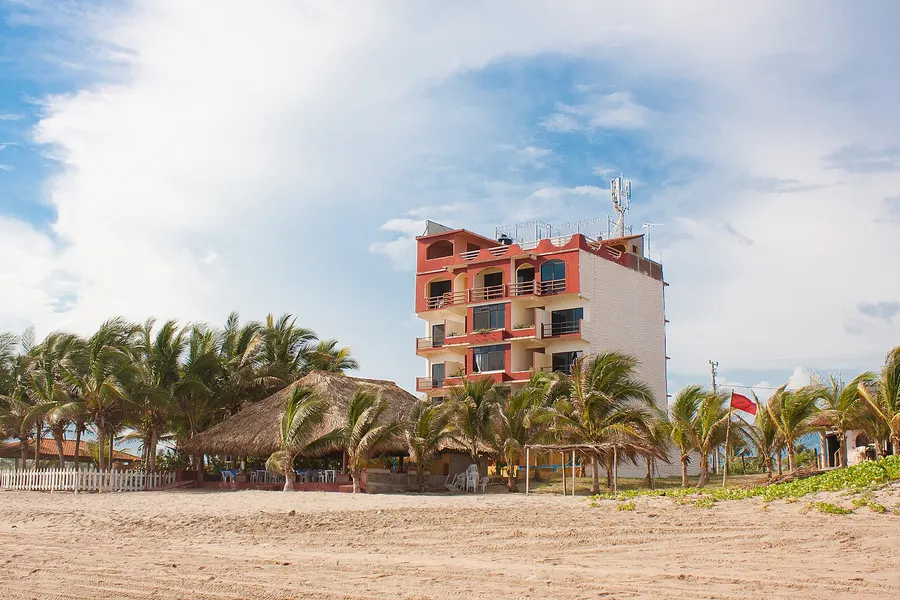 Bandera roja de peligro en Playa Larga, Zihuatanejo, playa de mar abierto no apta para nadar