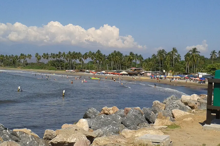 Playa Linda en Ixtapa con palmeras y rompeolas junto al embarcadero a Isla Ixtapa