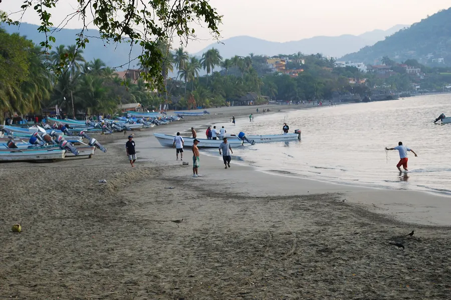 Lanchas de pescadores en Playa Principal, en el centro de Zihuatanejo