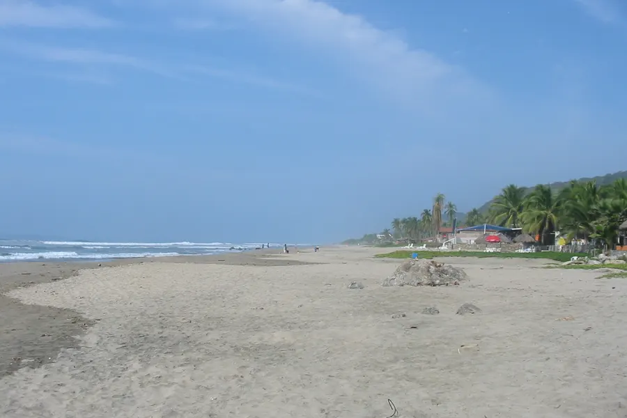 Playa Troncones al norte de Ixtapa, destino de surf con oleaje de mar abierto